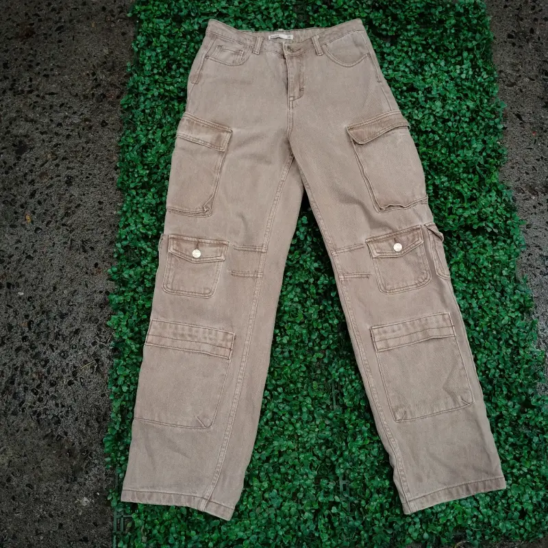 Pantalones cargo beige con múltiples bolsillos - 1