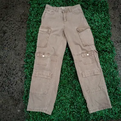 Pantalones cargo beige con múltiples bolsillos - miniatura 1