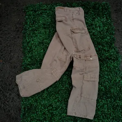 Pantalones cargo beige con múltiples bolsillos - miniatura 2
