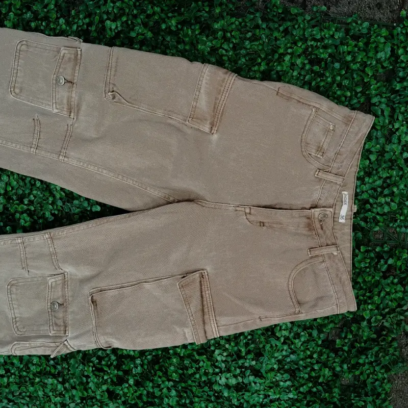 Pantalones cargo beige con múltiples bolsillos - 3