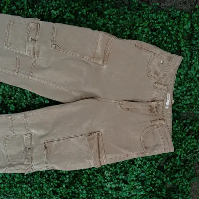 Pantalones cargo beige con múltiples bolsillos - miniatura 3