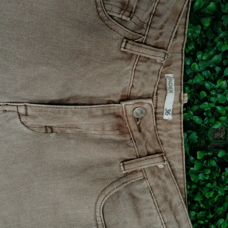 Pantalones cargo beige con múltiples bolsillos - 4