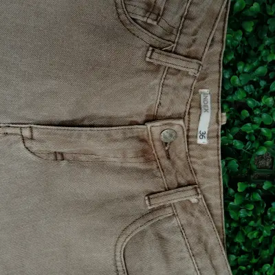 Pantalones cargo beige con múltiples bolsillos - miniatura 4