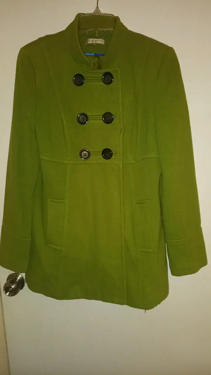 Abrigo verde militar con botones grandes - 1