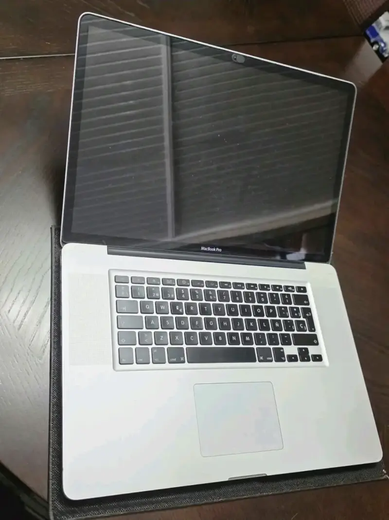 MacBook Pro 17 pulgadas (2010) pantalla y potencia - 2