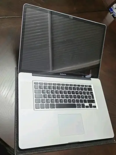 MacBook Pro 17 pulgadas (2010) pantalla y potencia - miniatura 2