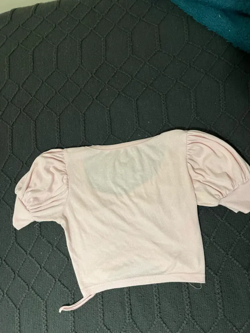Blusa rosada con mangas abullonadas - 2
