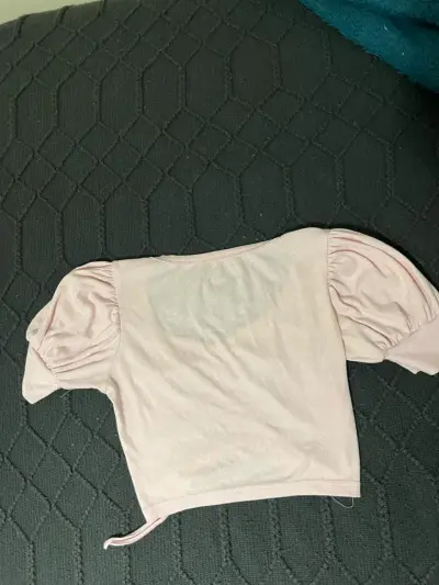 Blusa rosada con mangas abullonadas - miniatura 2