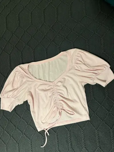 Blusa rosada con mangas abullonadas - miniatura 1