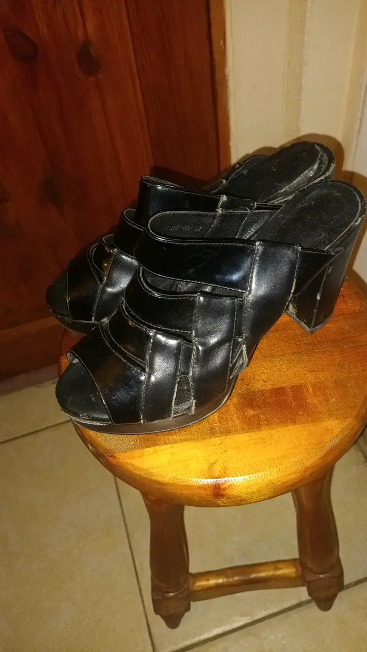 Sandalias de tacón negras de cuero - 1