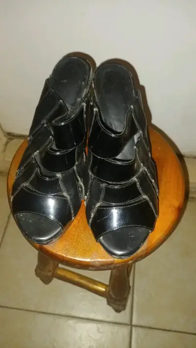 Sandalias de tacón negras de cuero - miniatura 2
