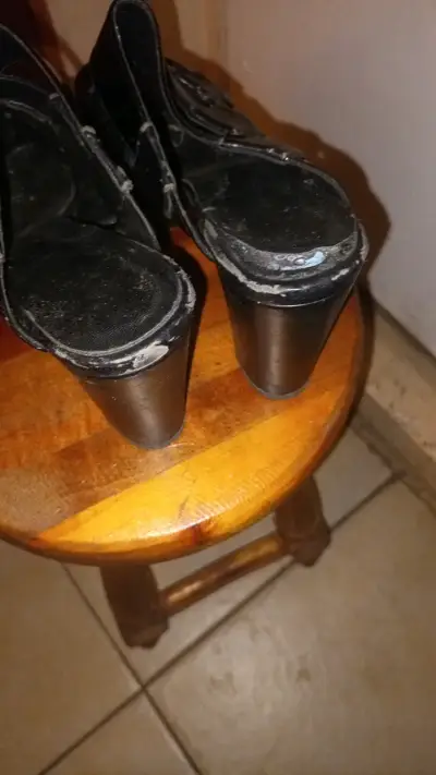 Sandalias de tacón negras de cuero - miniatura 3