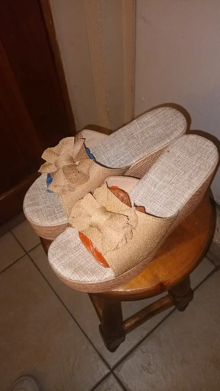 Sandalias de plataforma con lazo beige - 1