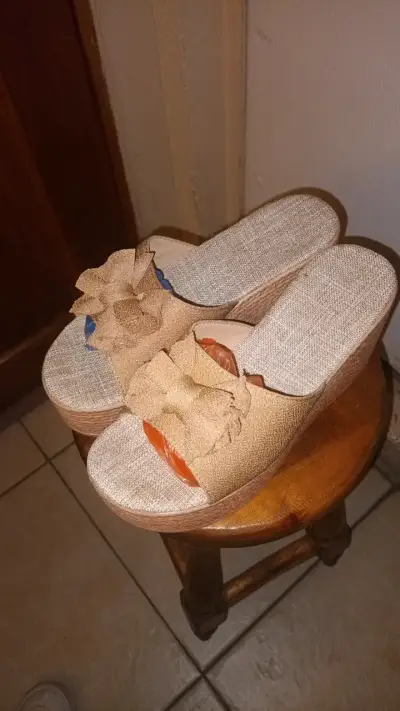 Sandalias de plataforma con lazo beige - miniatura 1