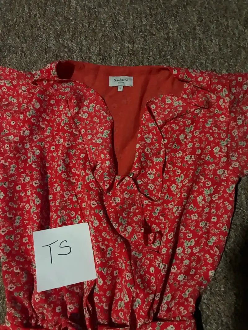 Enterito corto rojo con flores talla S - 2