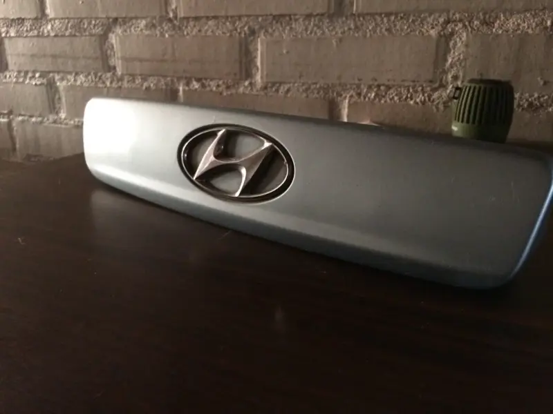 Emblema trasero Hyundai original - 1