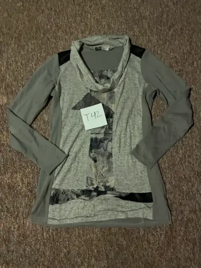 Polera gris con diseño estampado - miniatura 1