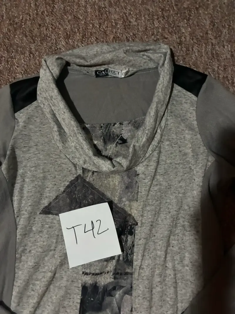 Polera gris con diseño estampado - 2