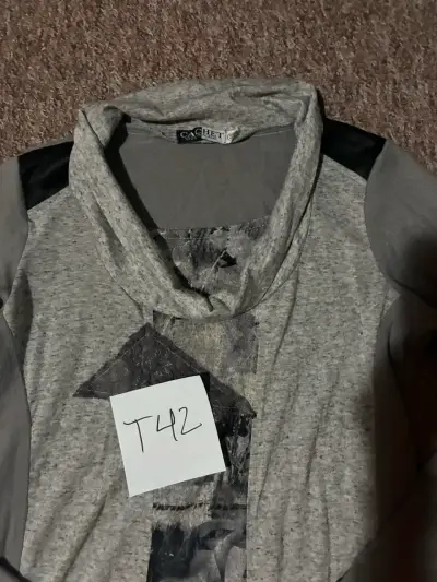 Polera gris con diseño estampado - miniatura 2