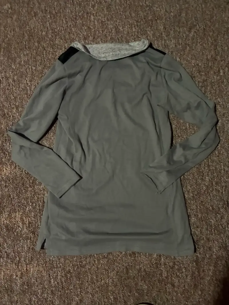 Polera gris con diseño estampado - 3