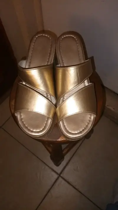 Sandalias doradas de cuero sintético - miniatura 1
