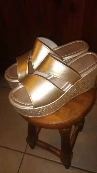 Sandalias doradas de cuero sintético - miniatura 2