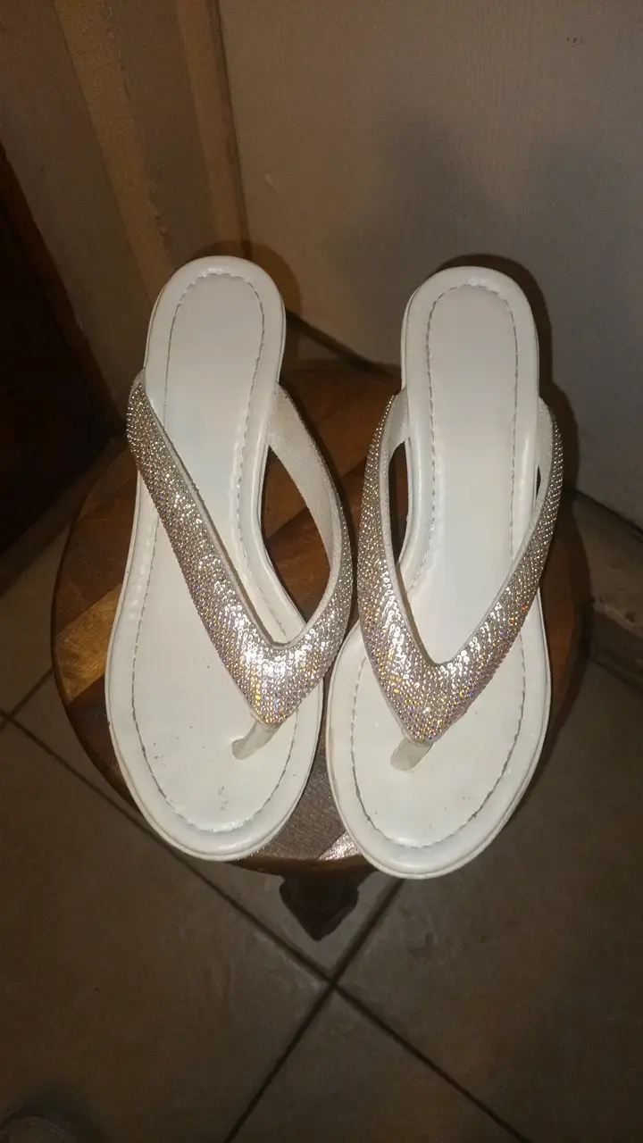 Sandalias blancas con brillo elegantes - 1