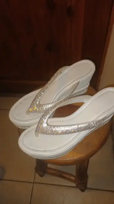 Sandalias blancas con brillo elegantes - miniatura 2