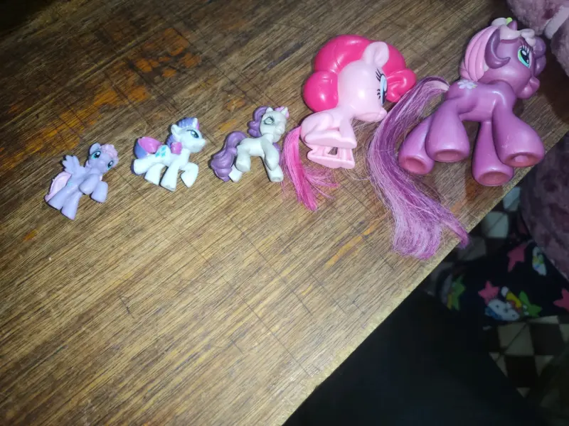 Lote de figuras My Little Pony y muñecas - 2