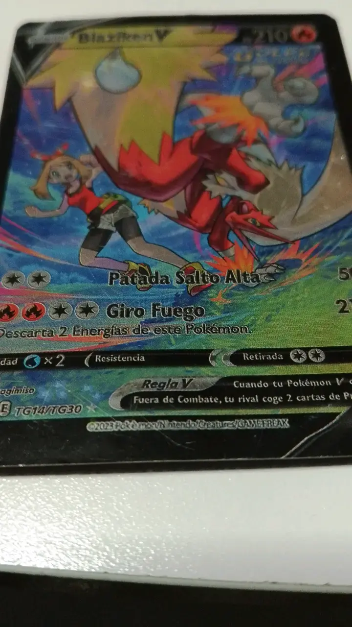 Carta Pokémon Blaziken V holográfica - 3