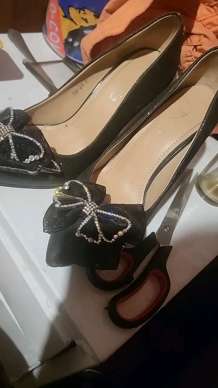 Zapatos de tacón negros con lazo decorativo