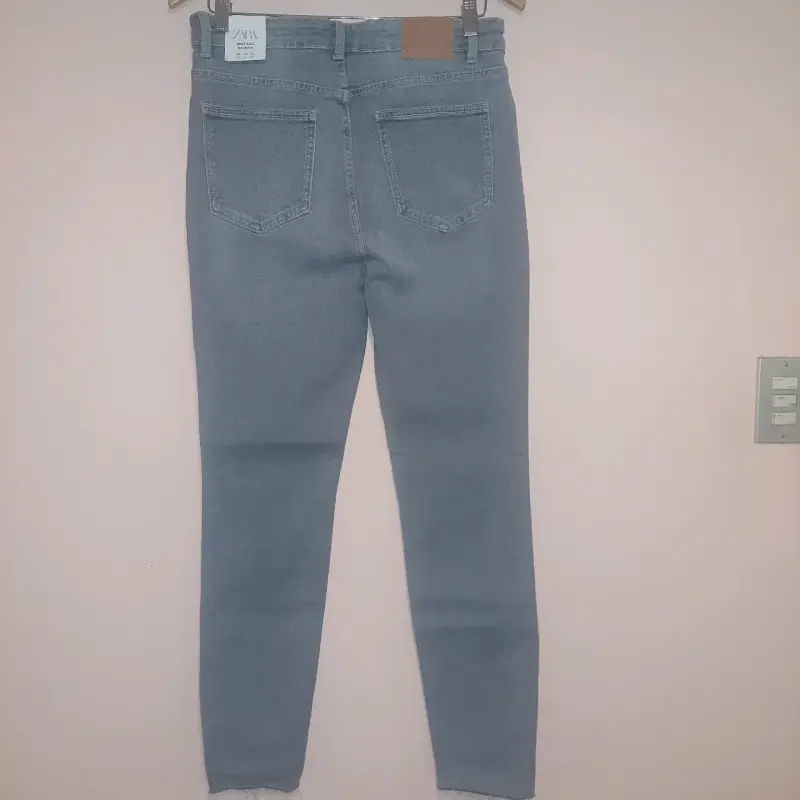 Jeans Zara gris desgastado para mujer - 3