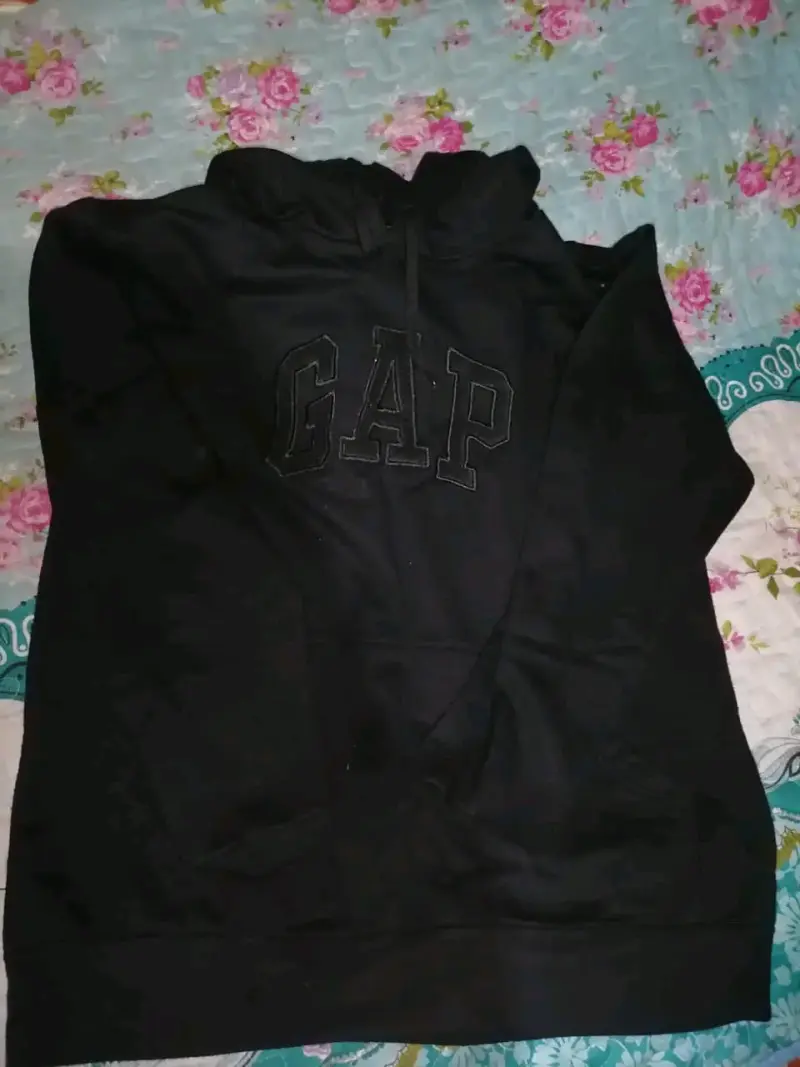Polerón negro GAP con capucha mujer