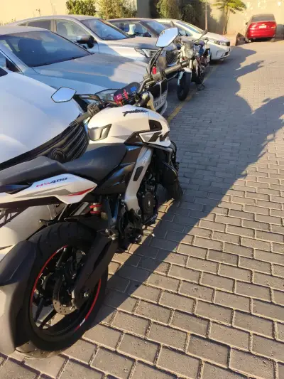 Moto deportiva Bajaj Pulsar NS400 blanca - miniatura 1