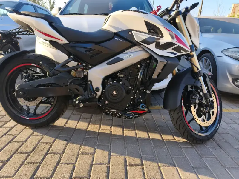Moto deportiva Bajaj Pulsar NS400 blanca - 2
