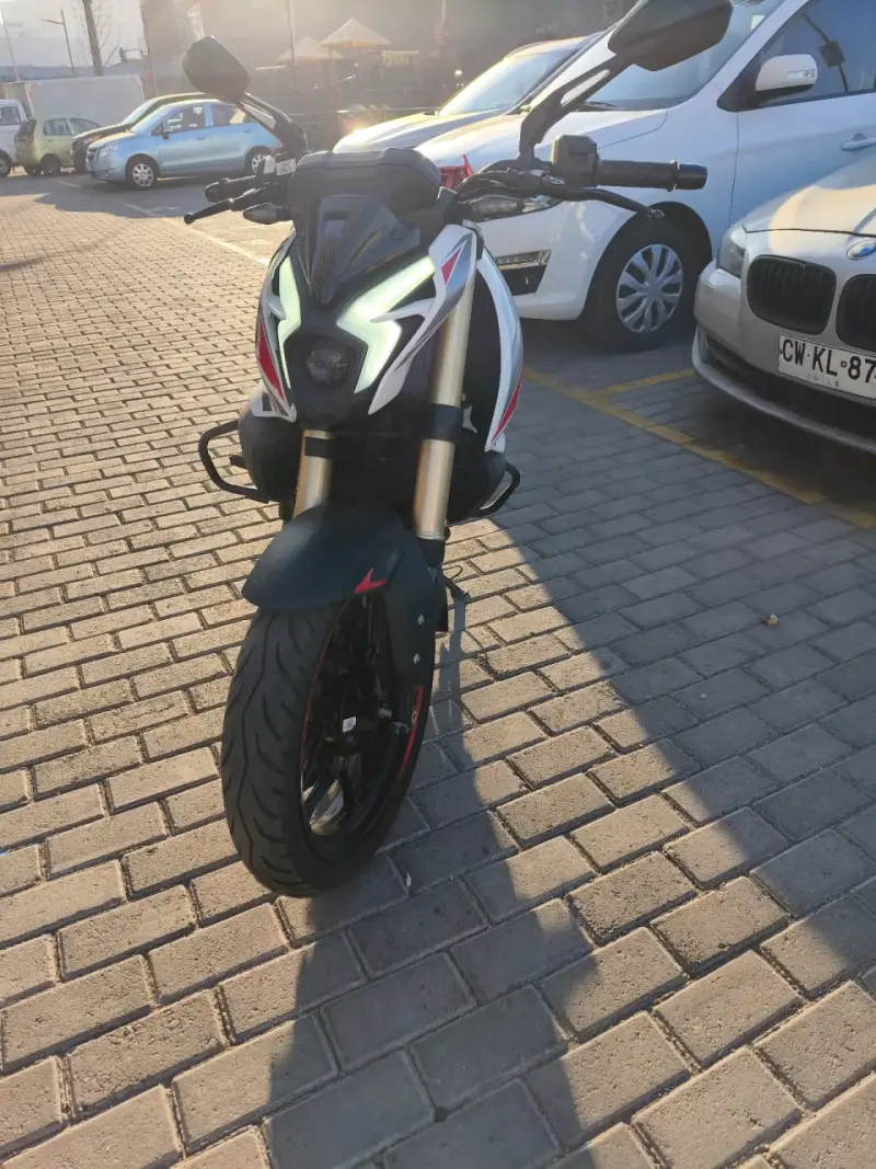 Moto deportiva Bajaj Pulsar NS400 blanca - 3