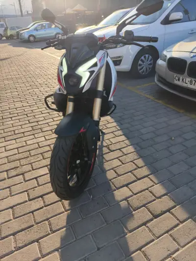 Moto deportiva Bajaj Pulsar NS400 blanca - miniatura 3