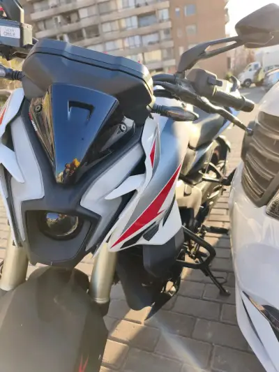 Moto deportiva Bajaj Pulsar NS400 blanca - miniatura 4
