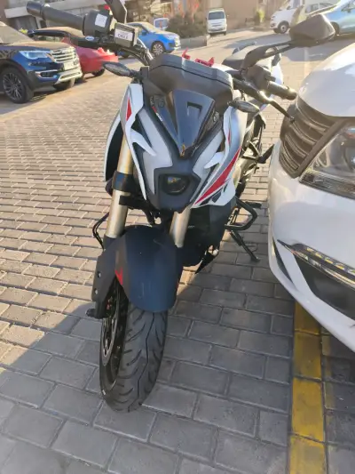 Moto deportiva Bajaj Pulsar NS400 blanca - miniatura 5