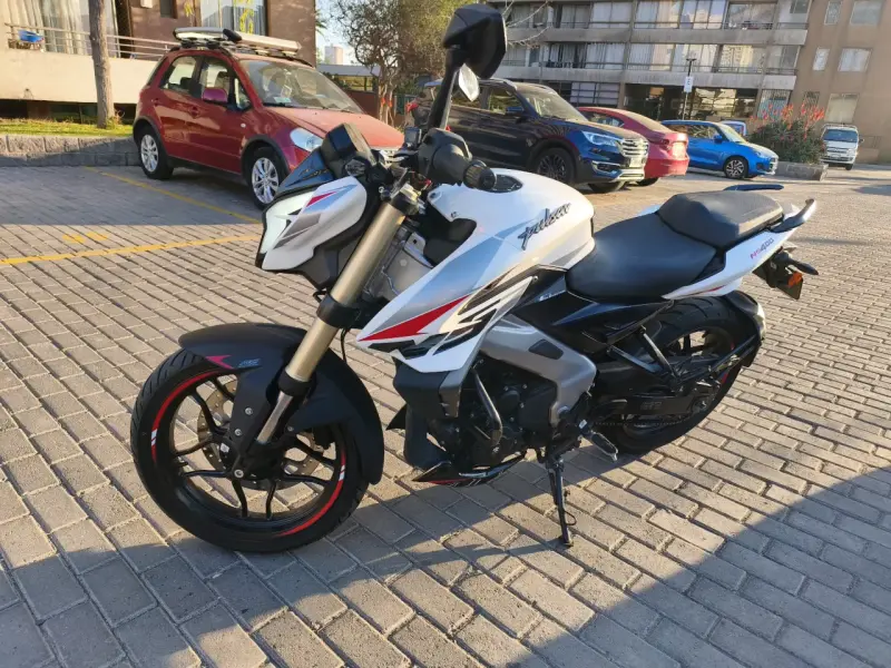 Moto deportiva Bajaj Pulsar NS400 blanca - 6