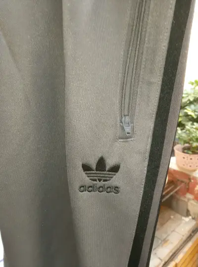 Pantalon Adidas hombre gris talla L - miniatura 1