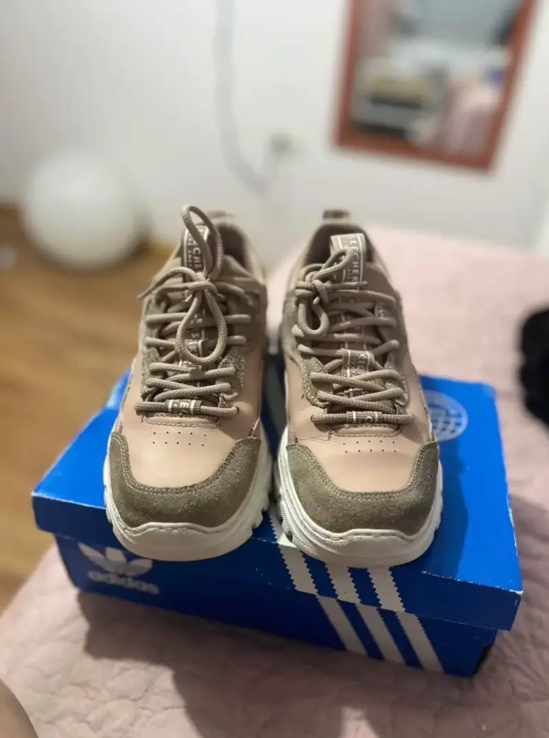 Zapatillas Skechers beige para mujer - 1