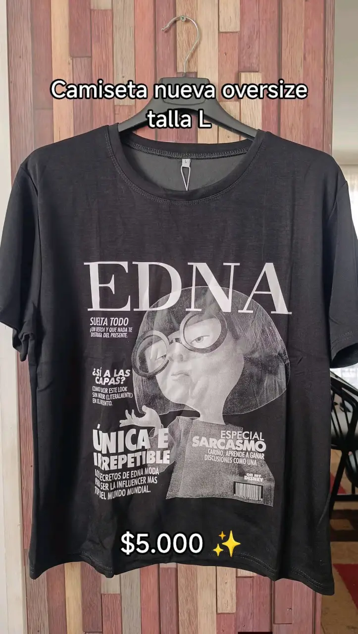 Camiseta oversize negra con diseño Edna