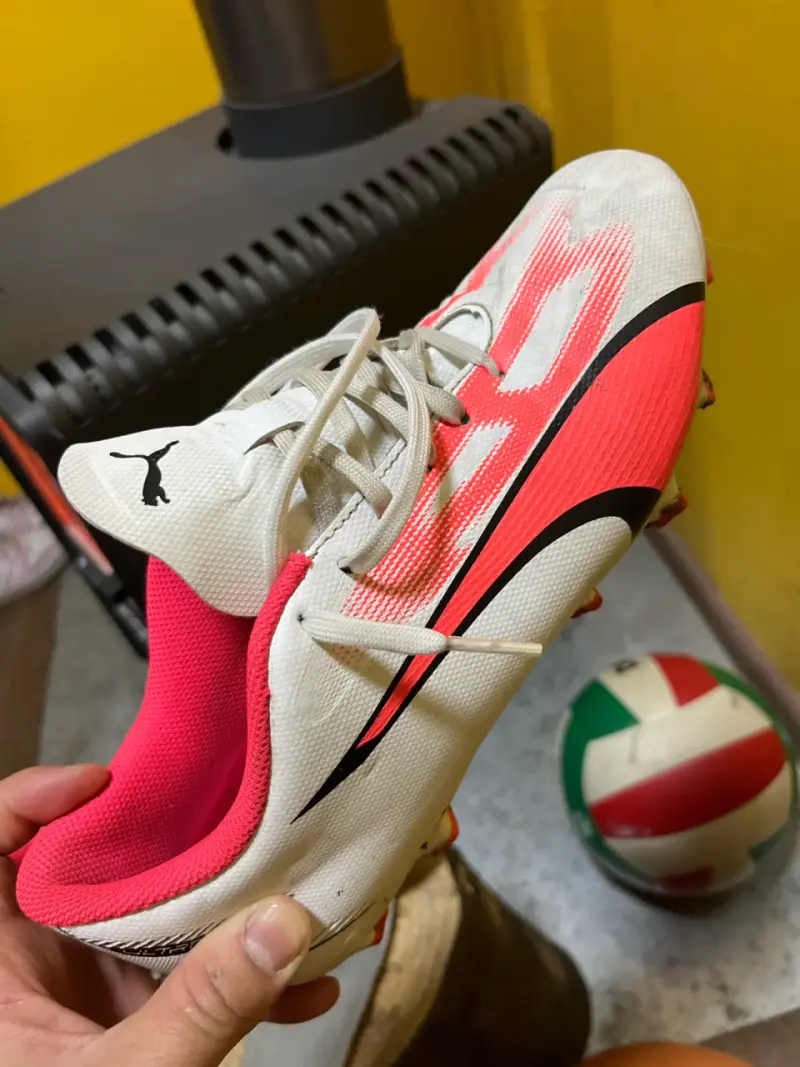 Zapatillas de fútbol Puma blancas y rojas - 1