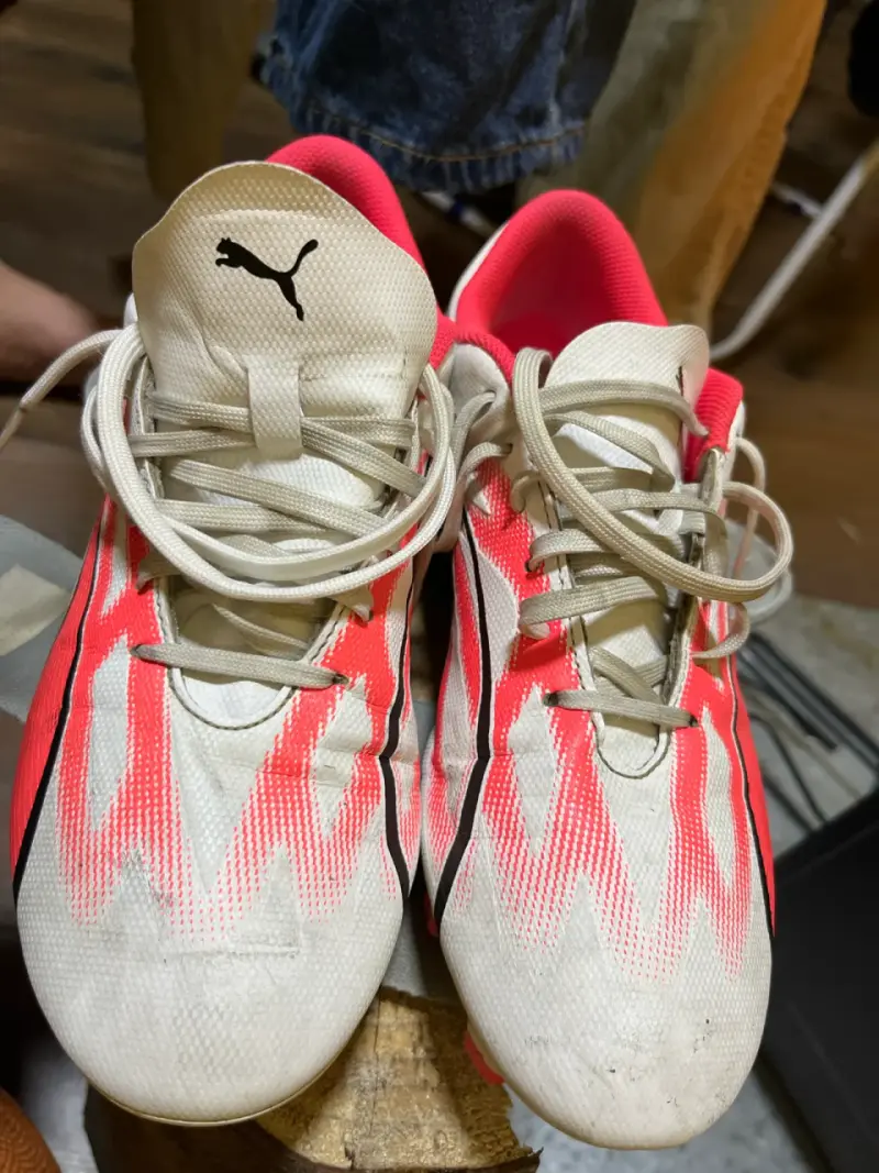 Zapatillas de fútbol Puma blancas y rojas - 3