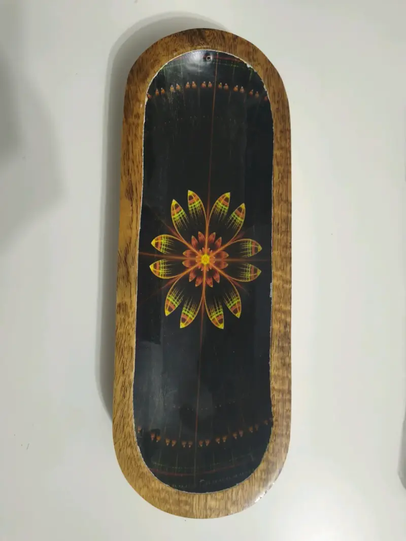 Bandeja decorativa de madera con diseño floral