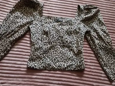 Blusa animal print Zara con mangas abullonadas - miniatura 1