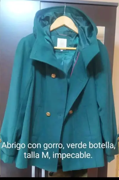 Abrigo verde con capucha y botones decorativos - miniatura 4