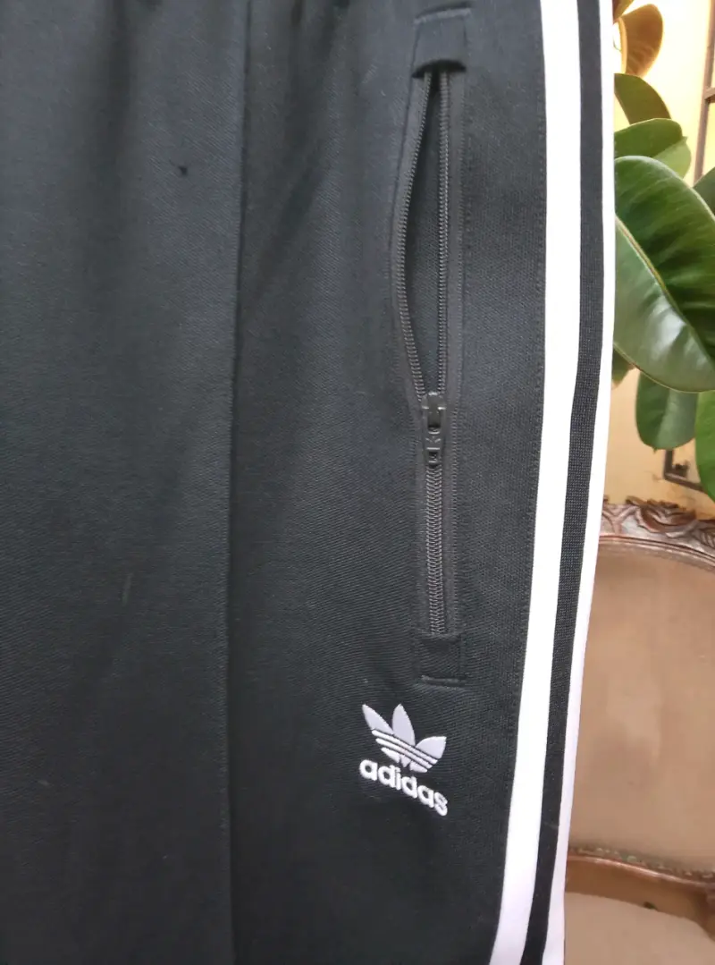Pantalón negro Adidas hombre talla M con franjas - 1