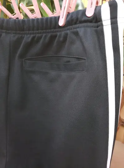 Pantalón negro Adidas hombre talla M con franjas - miniatura 2